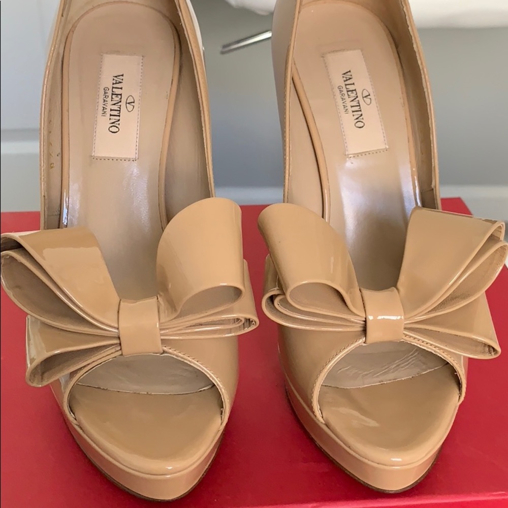 Valentino Garavani Bow Peep Toe Pumps - Picture 2 of 8